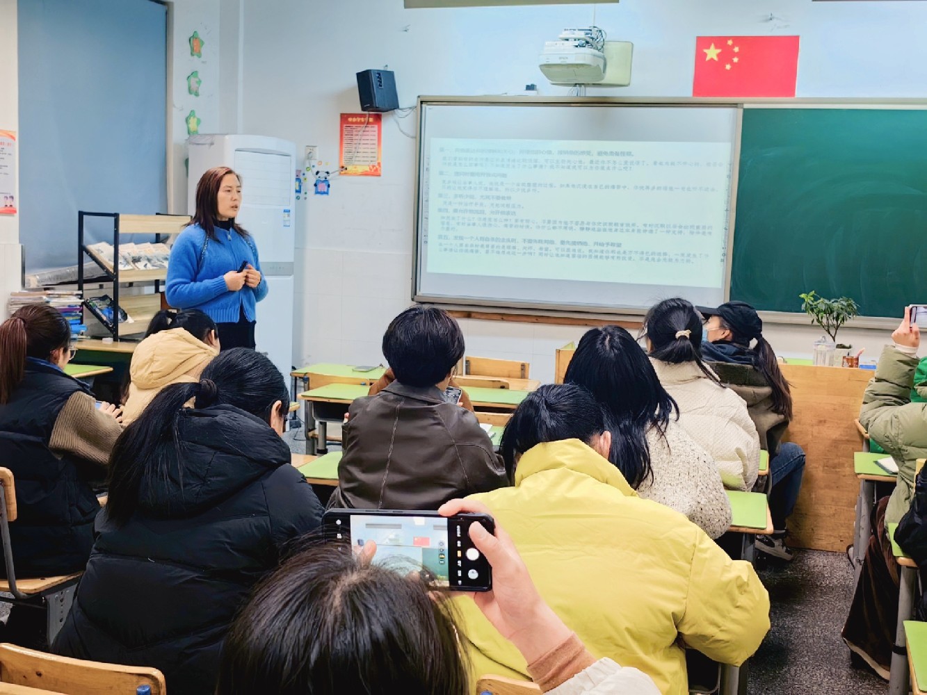 【藍(lán)鯨快訊】藍(lán)鯨心理首席咨詢師葛群亞受邀為裘市小學(xué)講座—關(guān)愛(ài)師生身心健康，共筑校園和諧發(fā)展